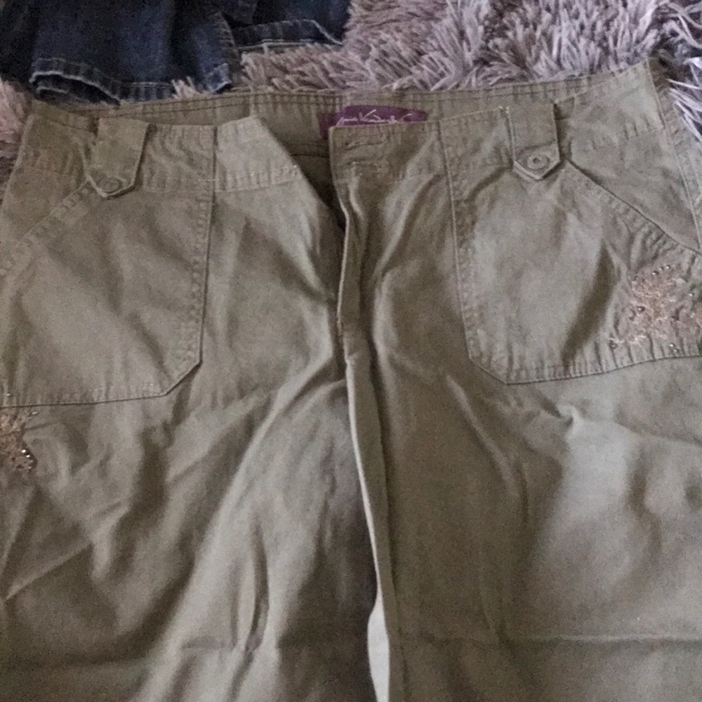 Green capris